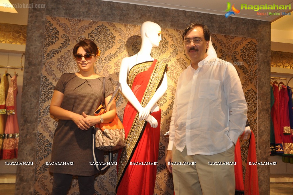 Mahima Chaudhary visits Neerus Emporio, Hyderabad