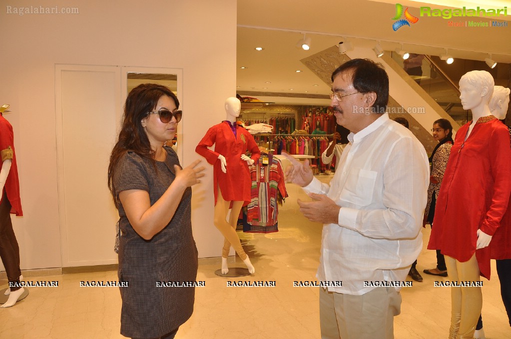 Mahima Chaudhary visits Neerus Emporio, Hyderabad