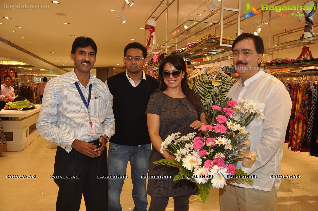 Mahima Chaudhary visits Neerus Emporio, Hyderabad