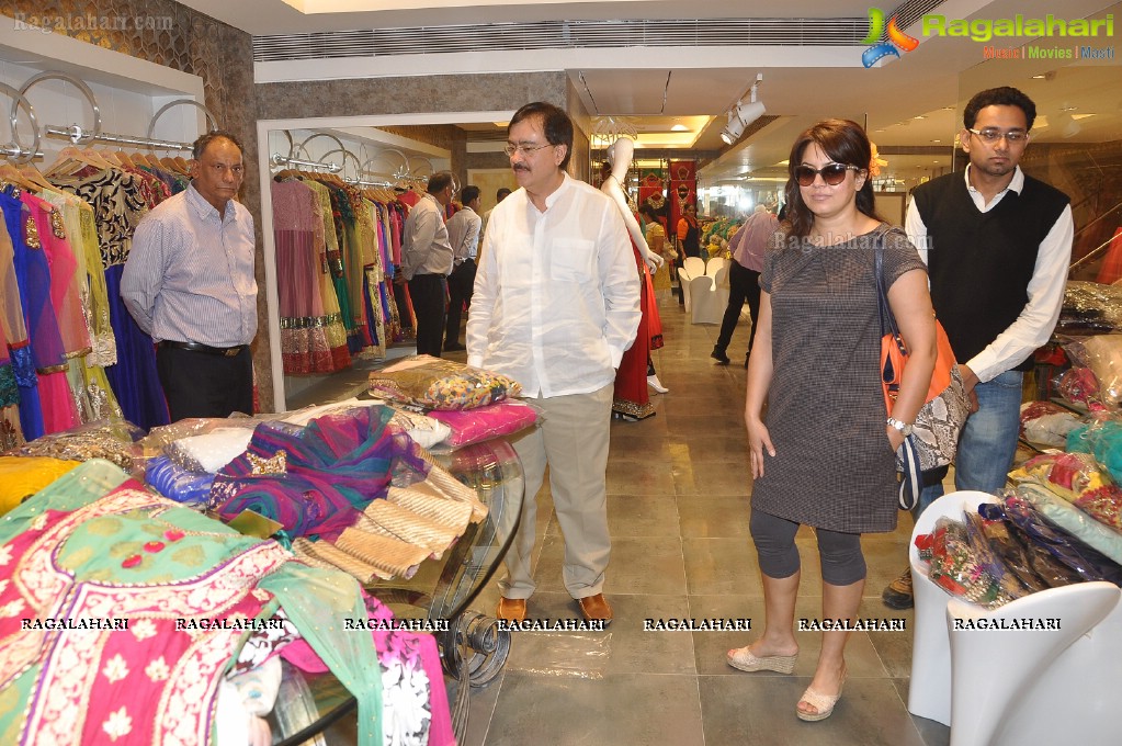 Mahima Chaudhary visits Neerus Emporio, Hyderabad