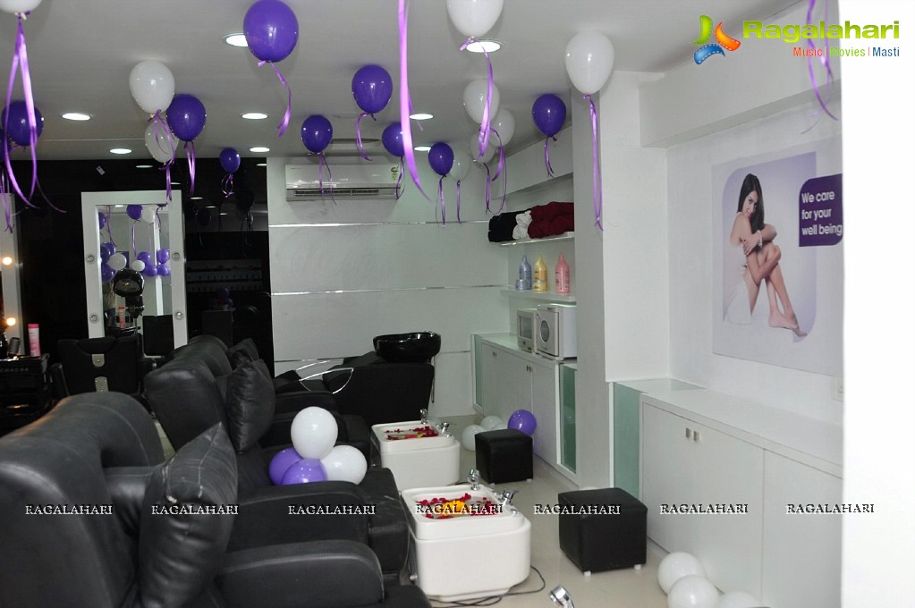 Colors Swathi & Nikhil Siddharth inaugurates Naturals Family Salon & Spa at Secunderabad