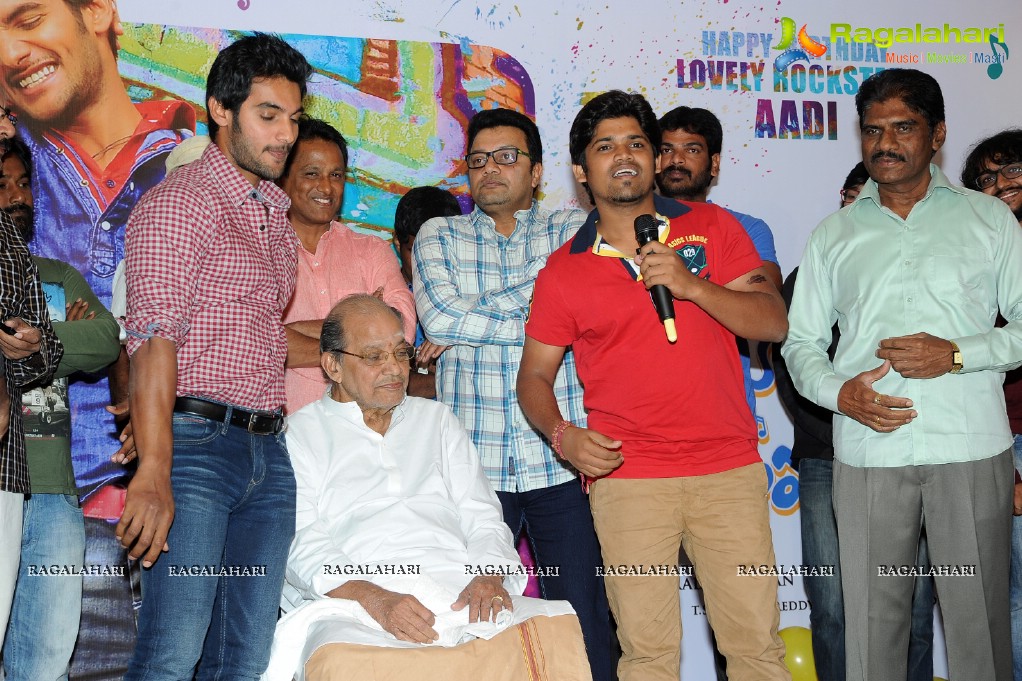 Hero Aadi 2013 Birthday Celebrations on the sets of Pyar Mein Padipoyane