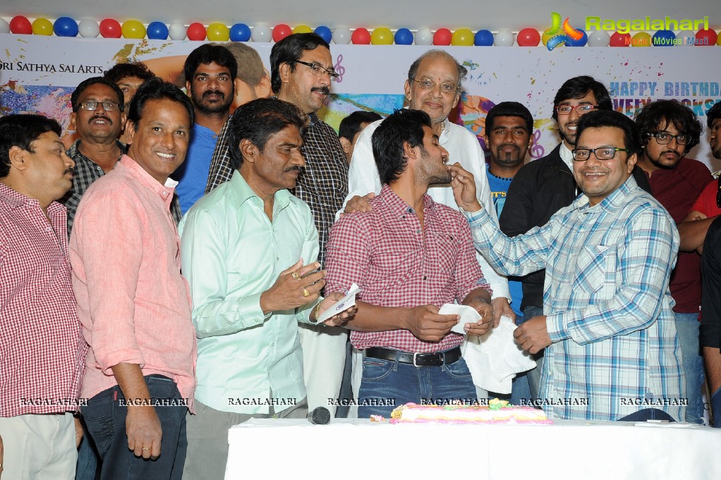 Hero Aadi 2013 Birthday Celebrations on the sets of Pyar Mein Padipoyane