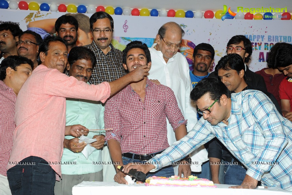 Hero Aadi 2013 Birthday Celebrations on the sets of Pyar Mein Padipoyane