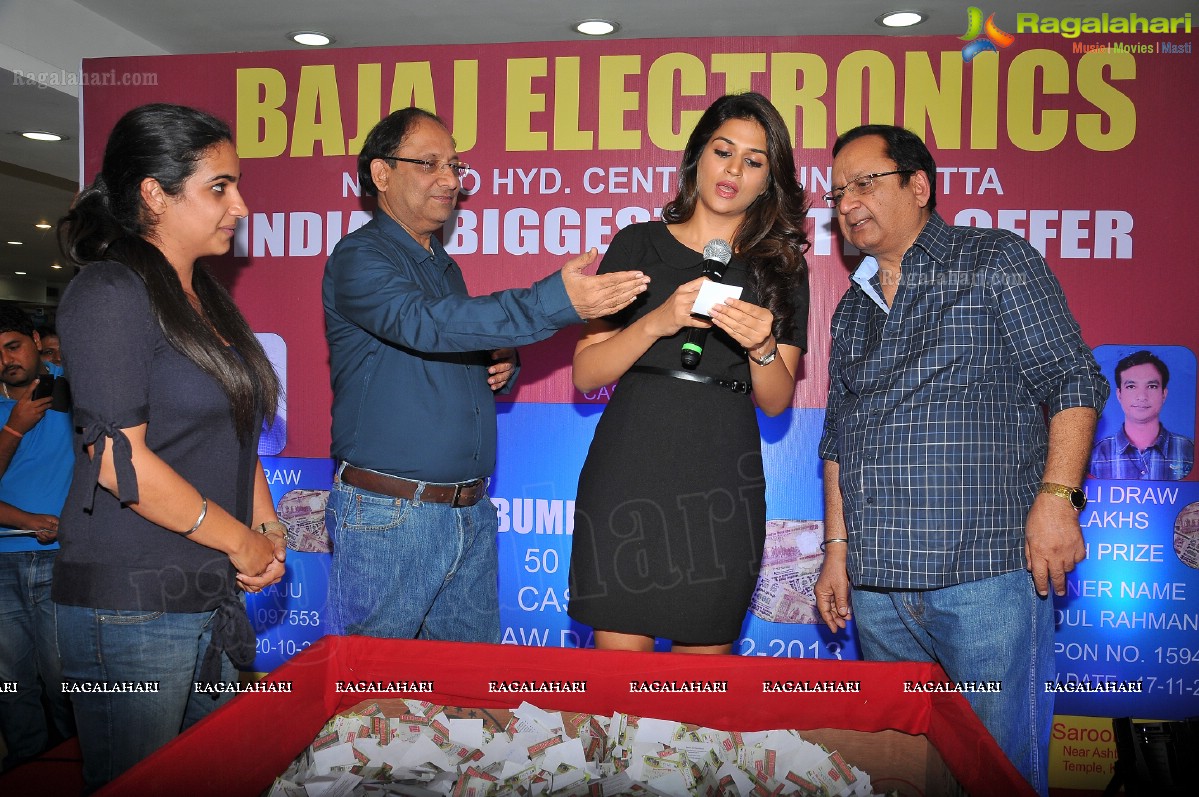 Shraddha Das announces the Winner of Bajaj Electronics Biggest Festive Draw