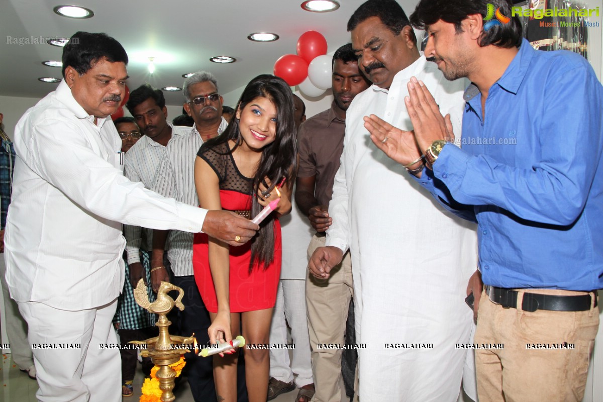 Isha Agarwal launches Moches 5 Foot Stores