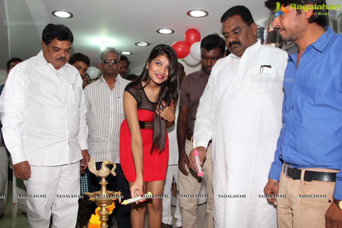 Isha Agarwal launches Moches 5 Foot Stores