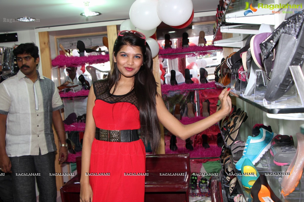 Isha Agarwal launches Moches 5 Foot Stores