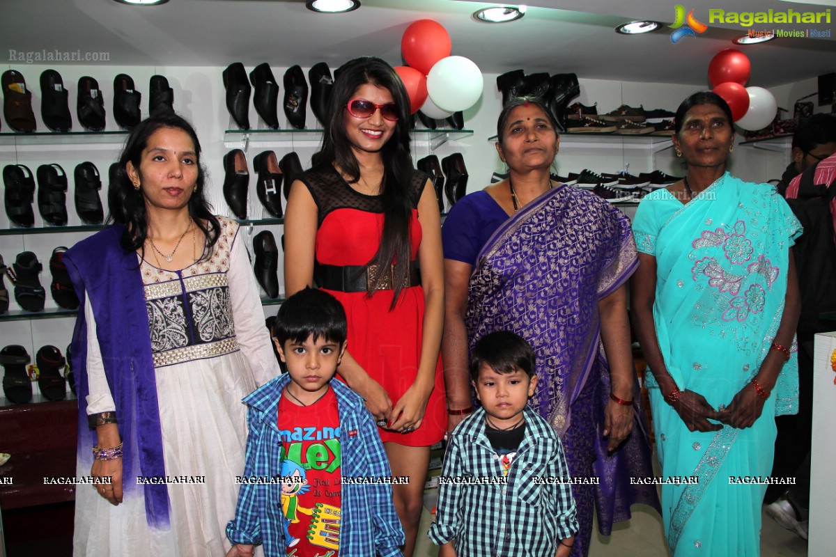 Isha Agarwal launches Moches 5 Foot Stores