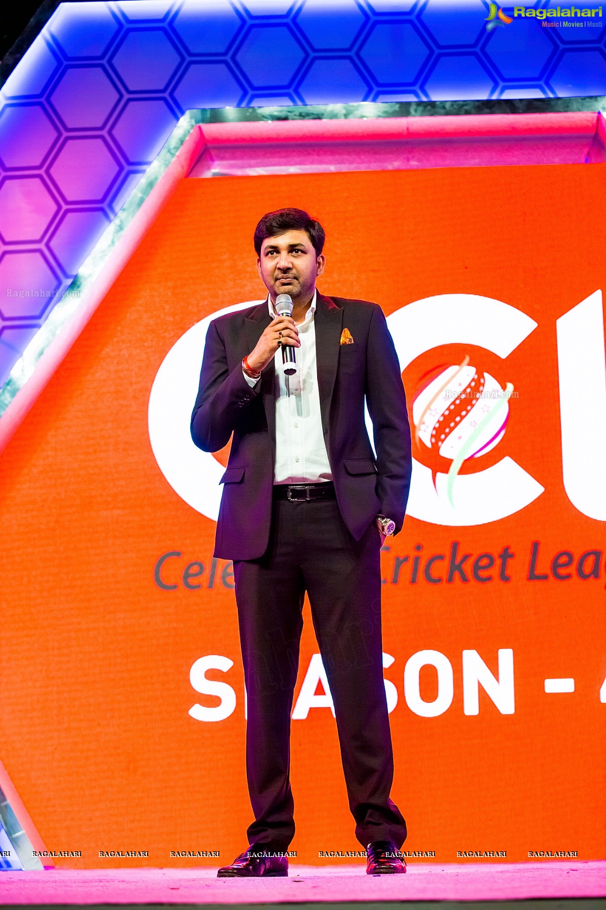 Sachin Tendulkar launches Celebrity Cricket League 4