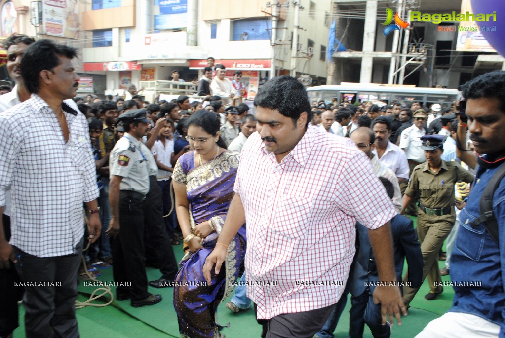 Kajal inaugurates Shree Nikethan at Kakinada