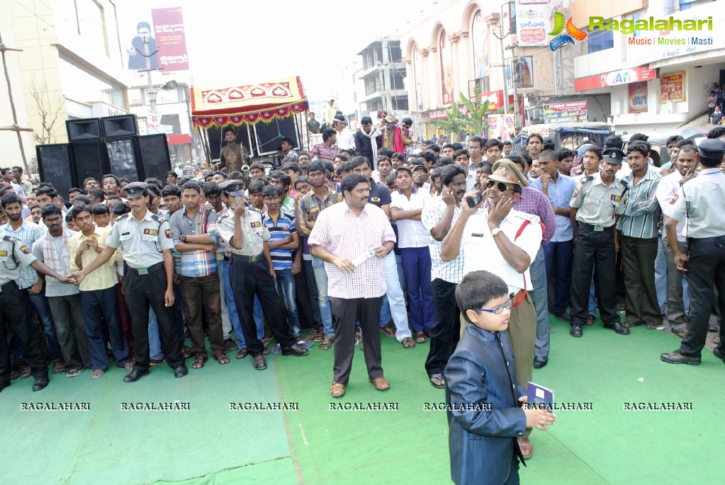 Kajal inaugurates Shree Nikethan at Kakinada