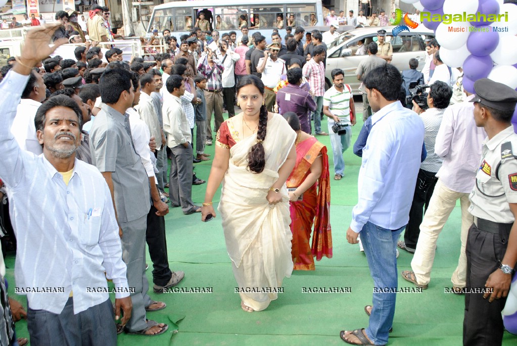 Kajal inaugurates Shree Nikethan at Kakinada