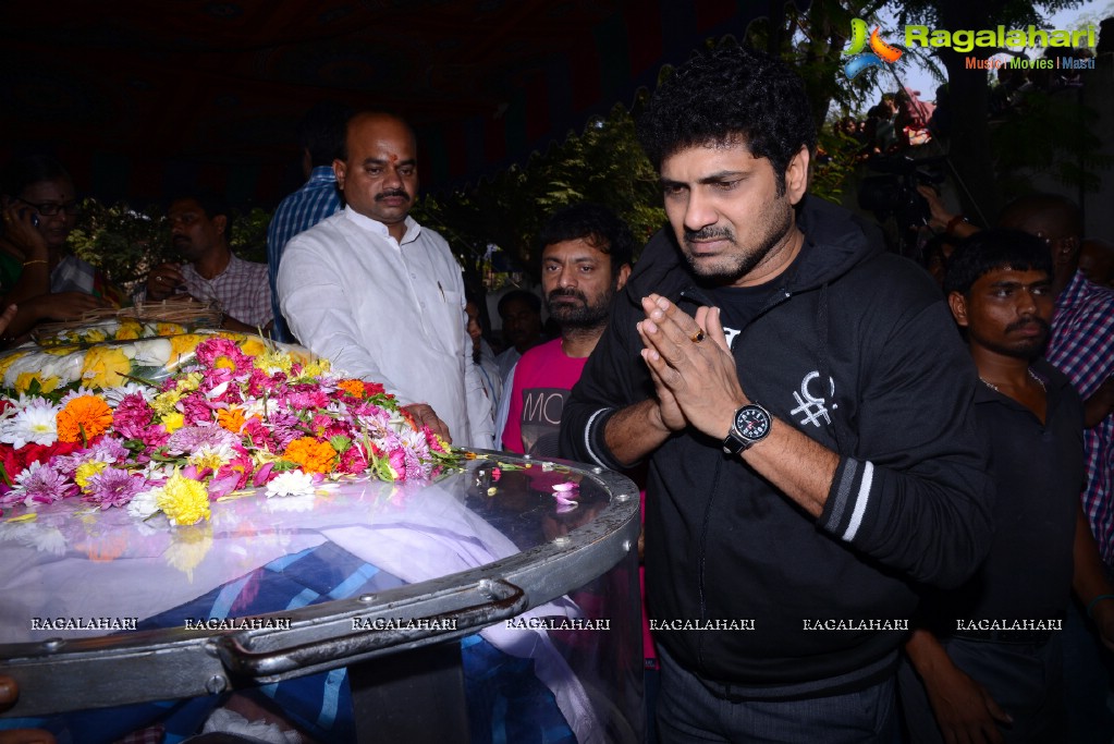 Celebs pay Homage to Chakri