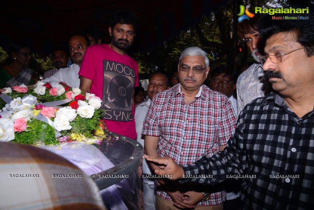 Celebs pay Homage to Chakri