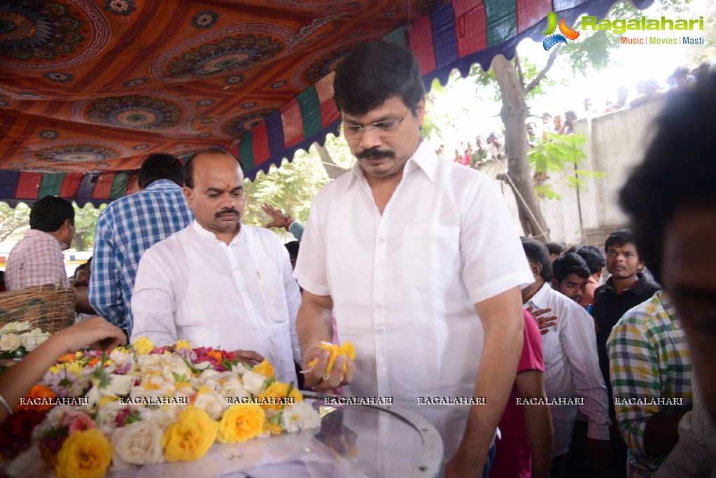 Celebs pay Homage to Chakri