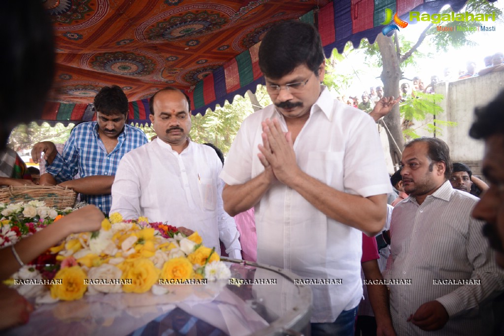 Celebs pay Homage to Chakri