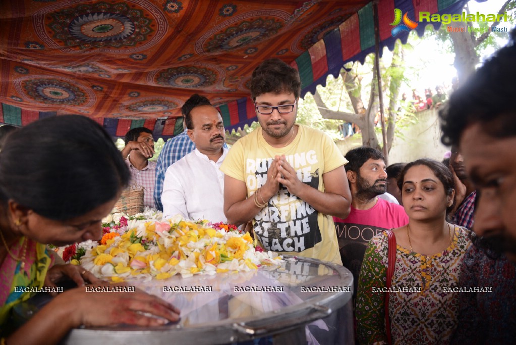 Celebs pay Homage to Chakri