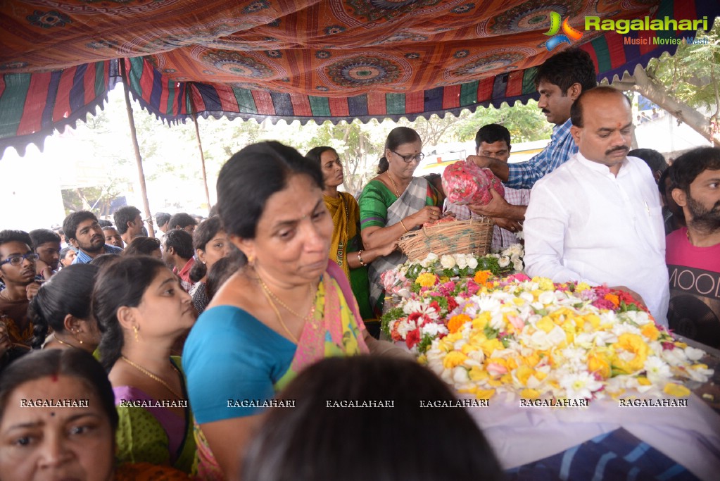 Celebs pay Homage to Chakri