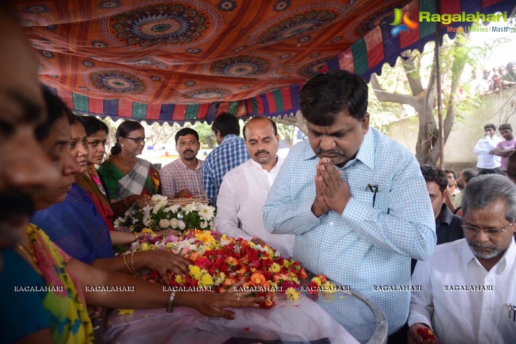 Celebs pay Homage to Chakri