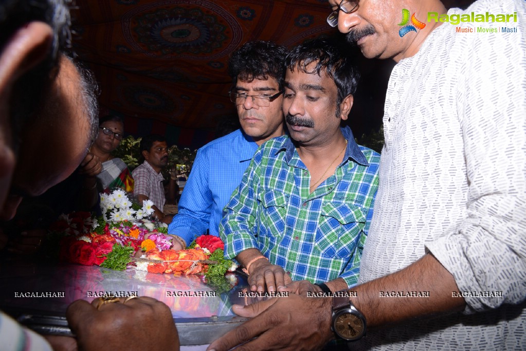 Celebs pay Homage to Chakri