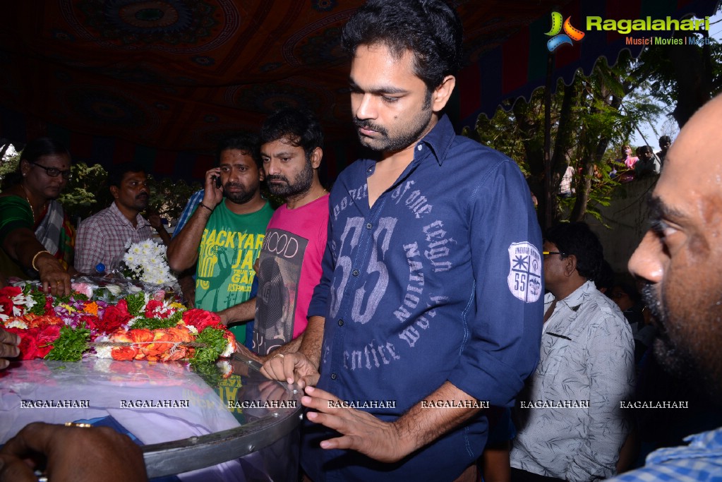 Celebs pay Homage to Chakri