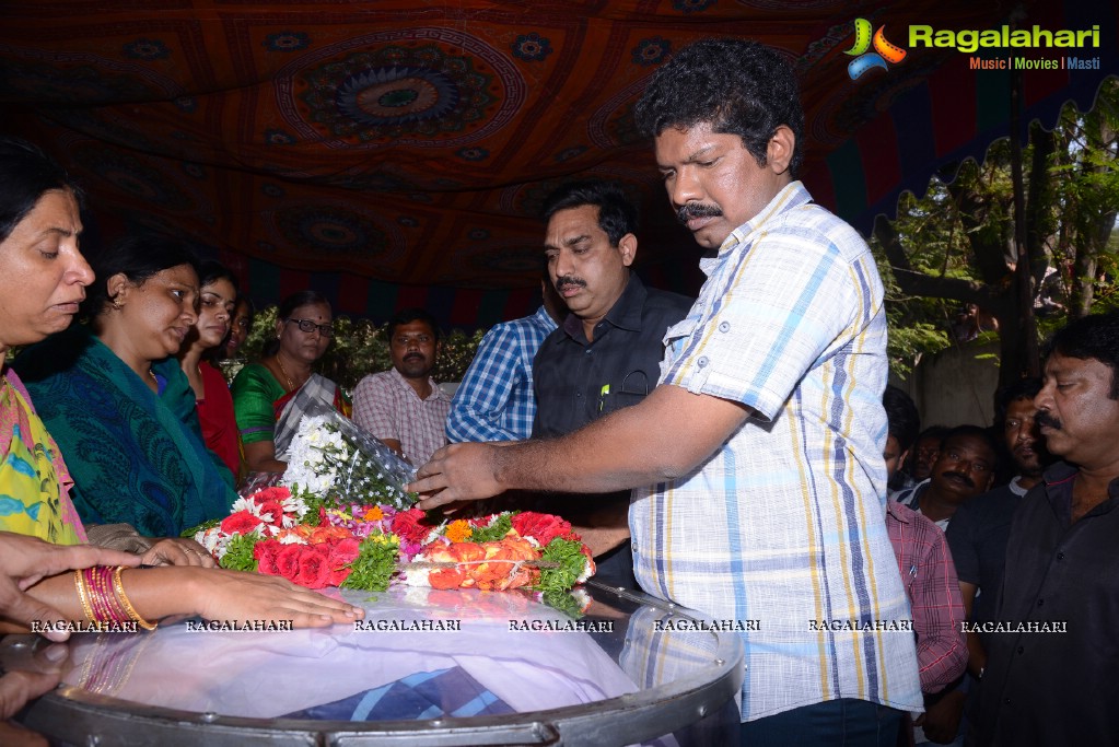 Celebs pay Homage to Chakri