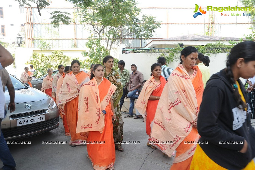 Celebrities pay Homage to Nandamuri Janakiram