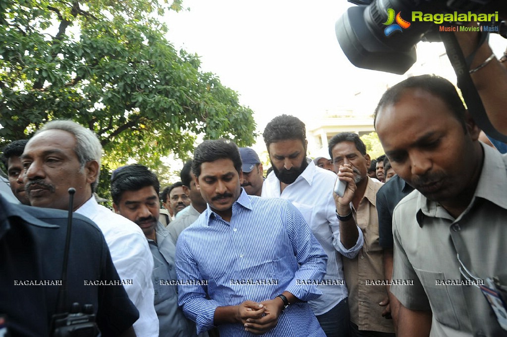 Celebrities pay Homage to Nandamuri Janakiram