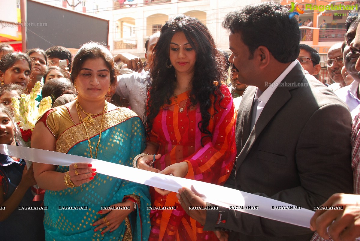 Kamna Jethmalani launches GC Hypermart, Hyderabad