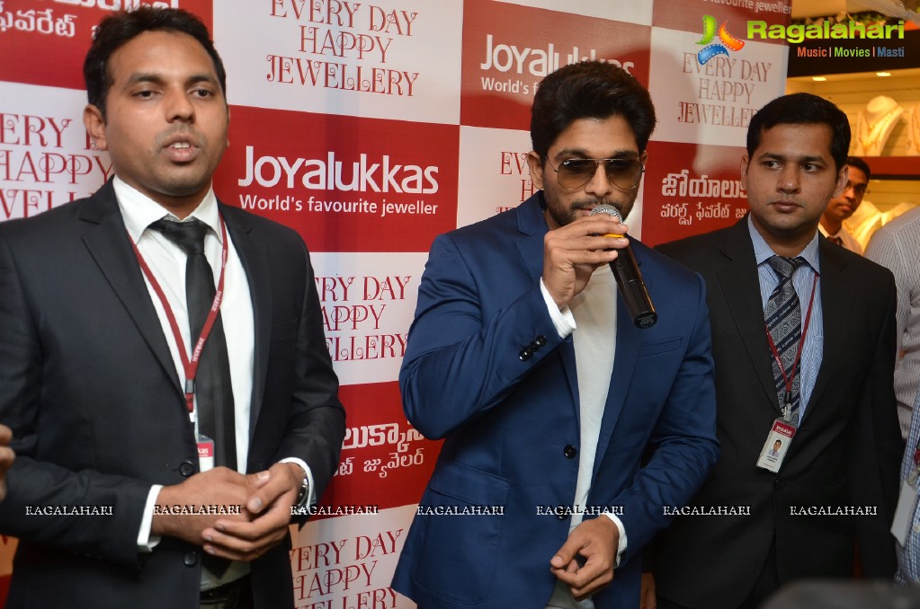 Stylish Star Allu Arjun unveils Joyalukkas Happy Diamonds Collection