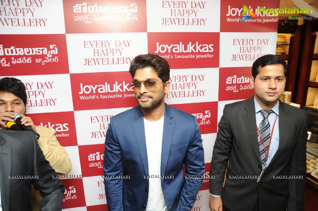 Stylish Star Allu Arjun unveils Joyalukkas Happy Diamonds Collection