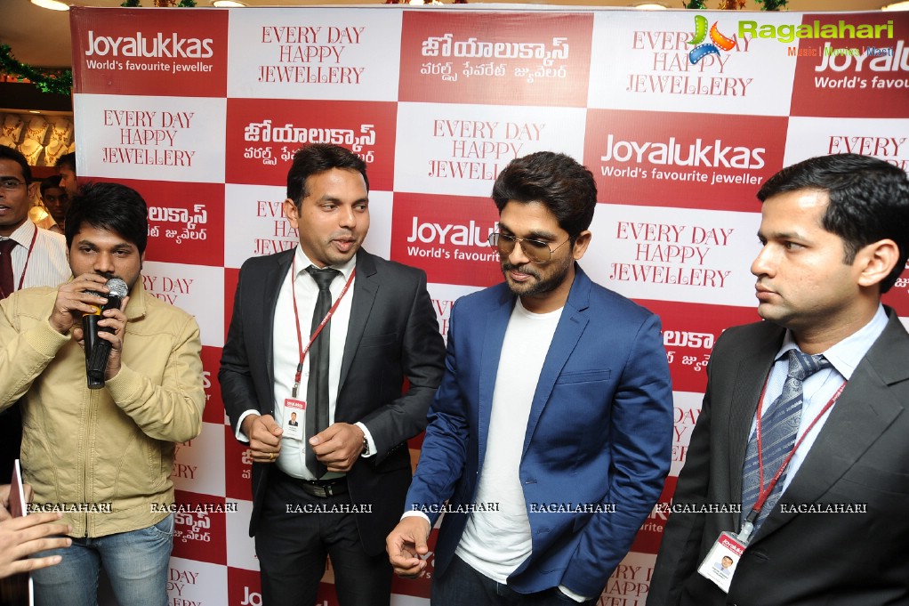 Stylish Star Allu Arjun unveils Joyalukkas Happy Diamonds Collection