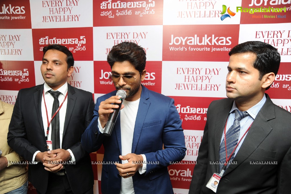 Stylish Star Allu Arjun unveils Joyalukkas Happy Diamonds Collection