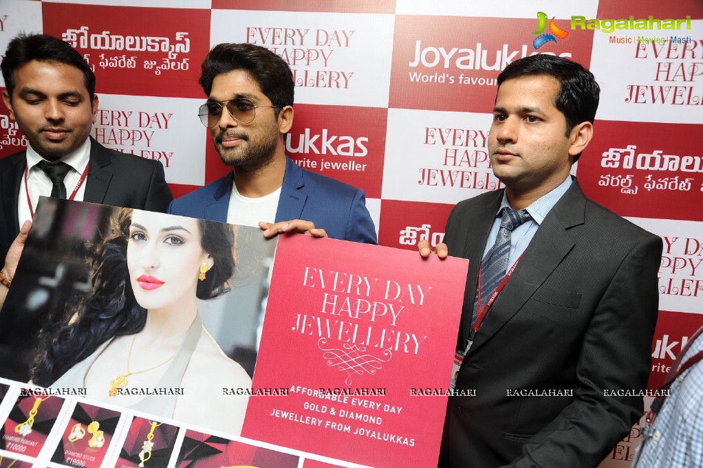 Stylish Star Allu Arjun unveils Joyalukkas Happy Diamonds Collection