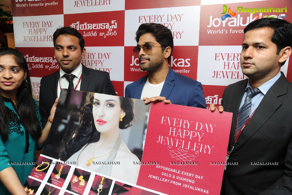 Stylish Star Allu Arjun unveils Joyalukkas Happy Diamonds Collection