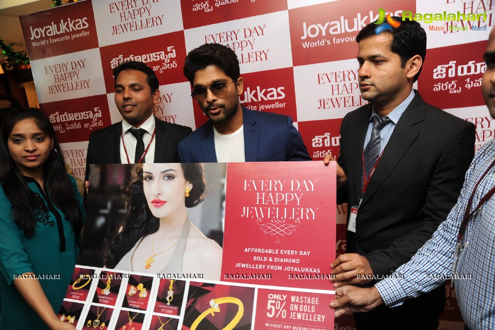 Stylish Star Allu Arjun unveils Joyalukkas Happy Diamonds Collection