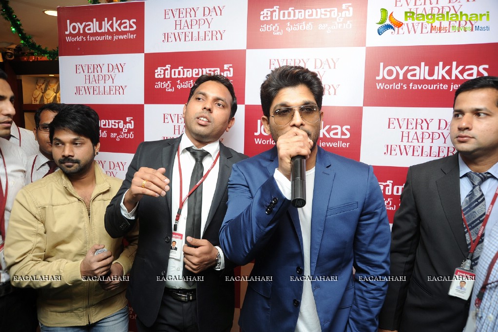 Stylish Star Allu Arjun unveils Joyalukkas Happy Diamonds Collection