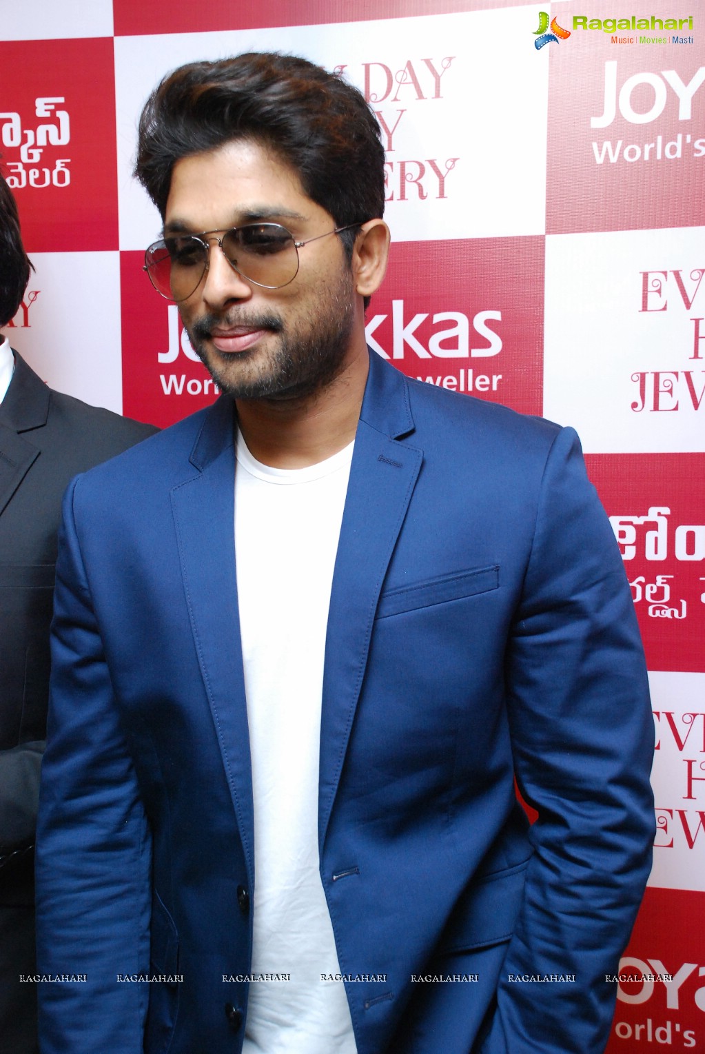 Stylish Star Allu Arjun unveils Joyalukkas Happy Diamonds Collection