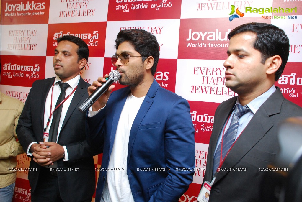 Stylish Star Allu Arjun unveils Joyalukkas Happy Diamonds Collection