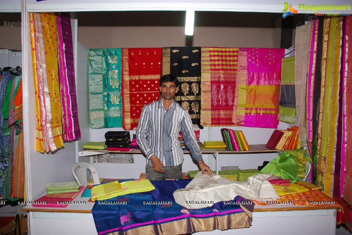 Soumya Sukumar launches Vivanyas Handloom Exhibition at Satya Sai Nigamagamam