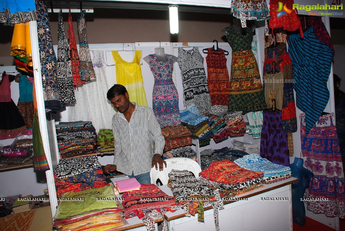 Soumya Sukumar launches Vivanyas Handloom Exhibition at Satya Sai Nigamagamam