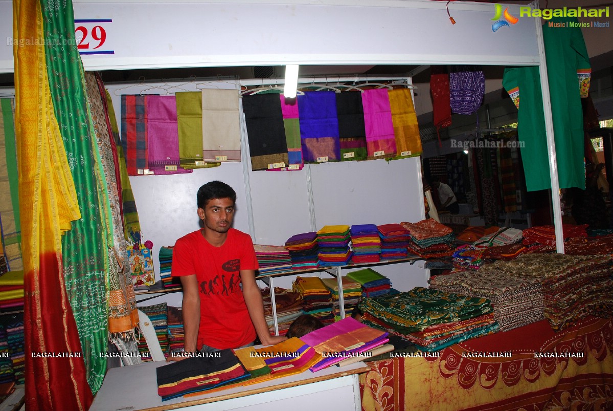 Soumya Sukumar launches Vivanyas Handloom Exhibition at Satya Sai Nigamagamam