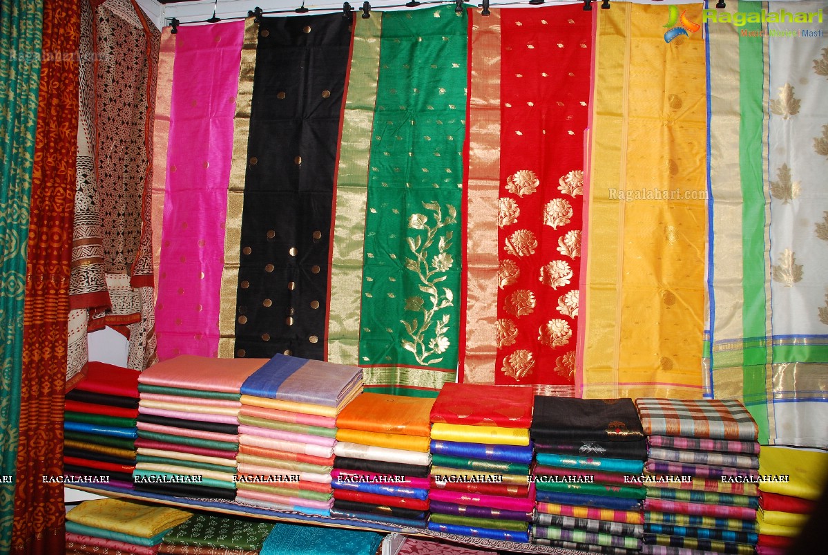 Soumya Sukumar launches Vivanyas Handloom Exhibition at Satya Sai Nigamagamam