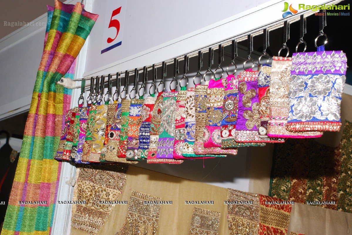 Soumya Sukumar launches Vivanyas Handloom Exhibition at Satya Sai Nigamagamam