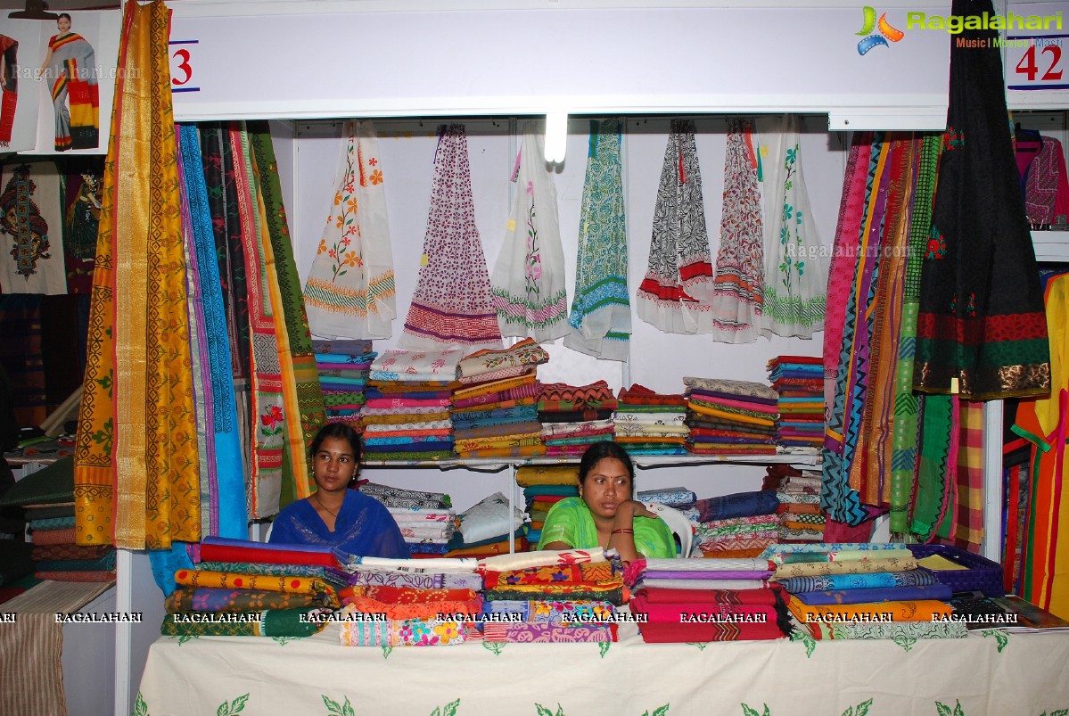 Soumya Sukumar launches Vivanyas Handloom Exhibition at Satya Sai Nigamagamam