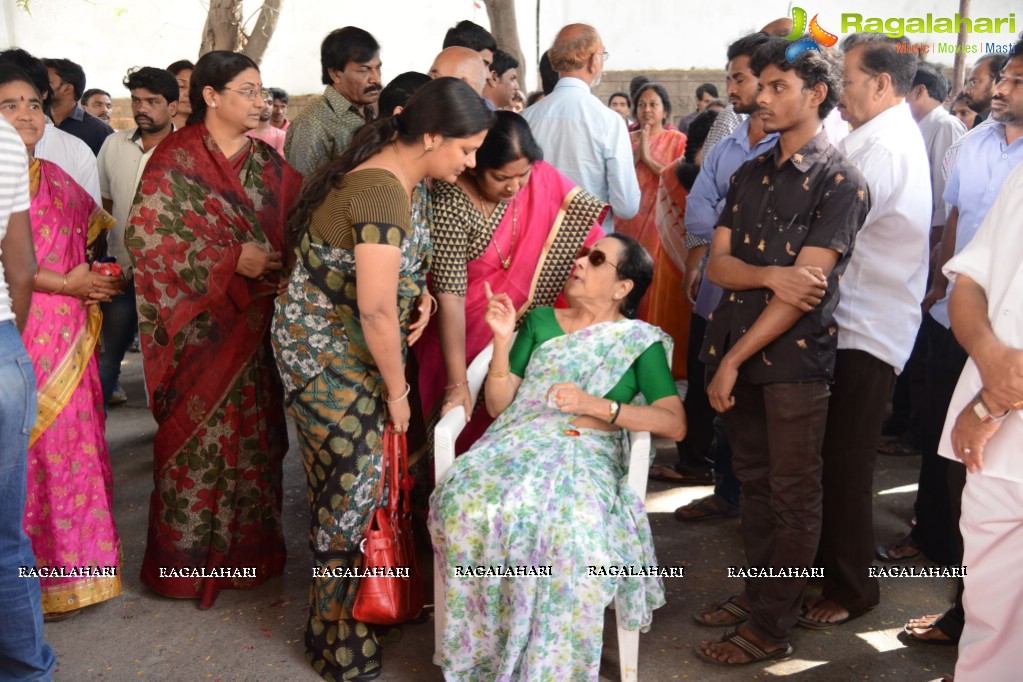 Celebs pay homage to Ranganath