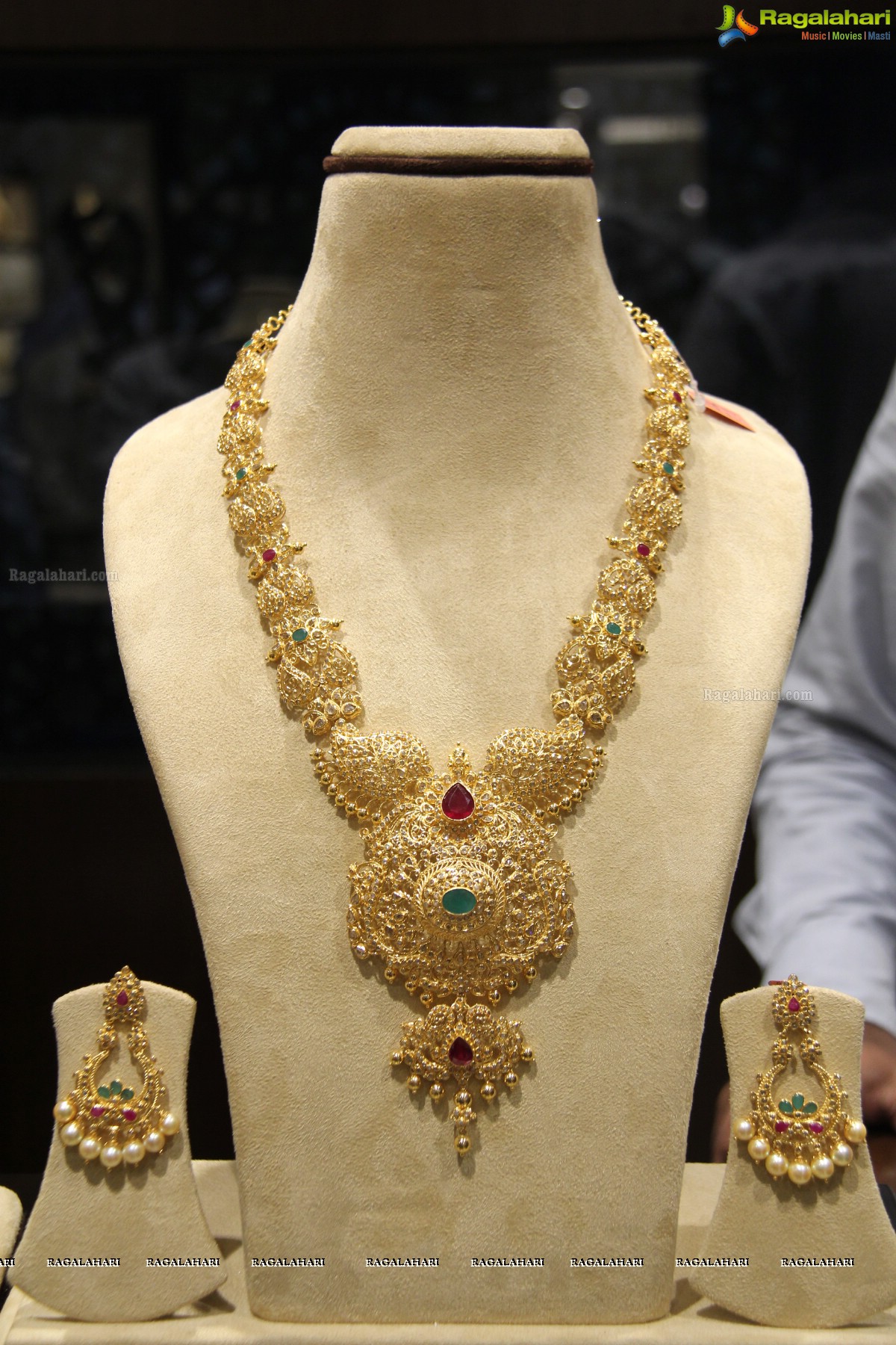 Mannara Chopra launches Manepally Jewellers Vaddanam