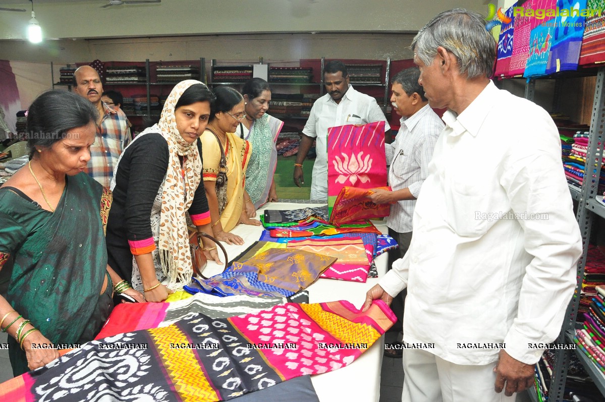 Swasti Semwal launches Pochampally IKAT Art Mela, Hyderabad