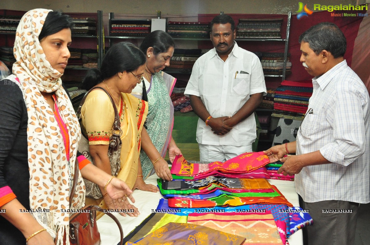 Swasti Semwal launches Pochampally IKAT Art Mela, Hyderabad